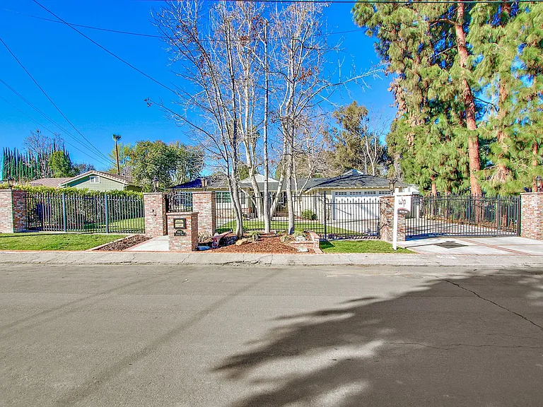 5923 Jumilla Ave — Photo 32