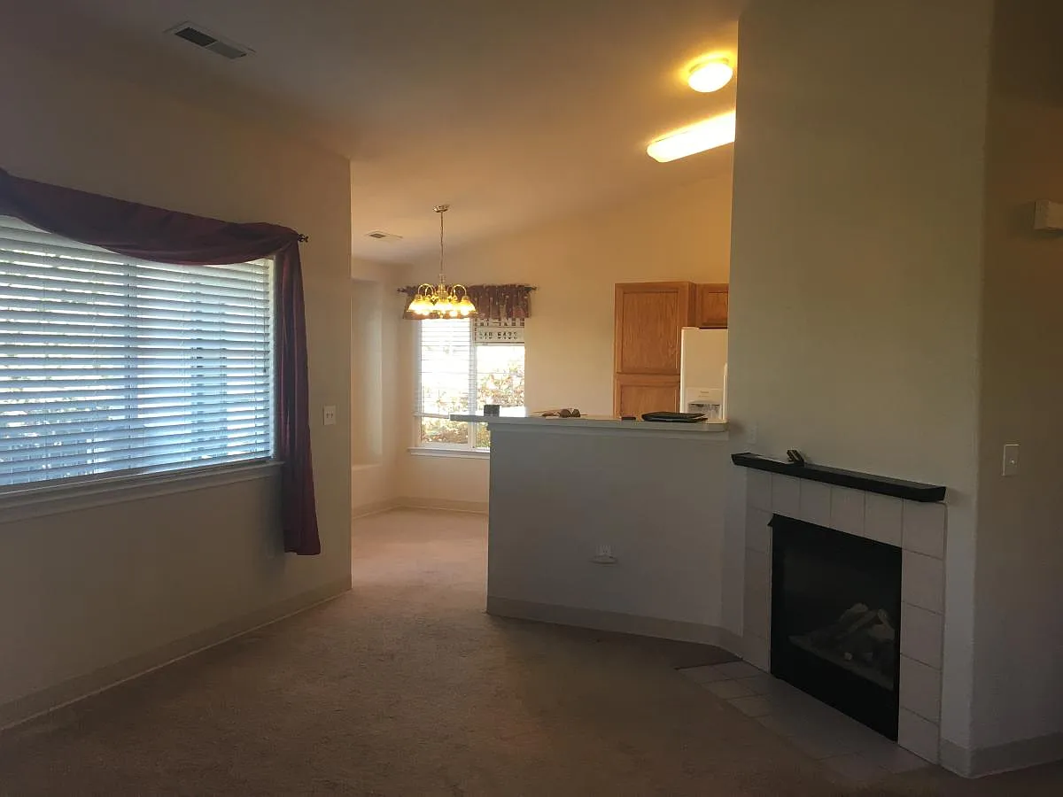 2 bed, 1084 sqft, $1,650 — Photo 4