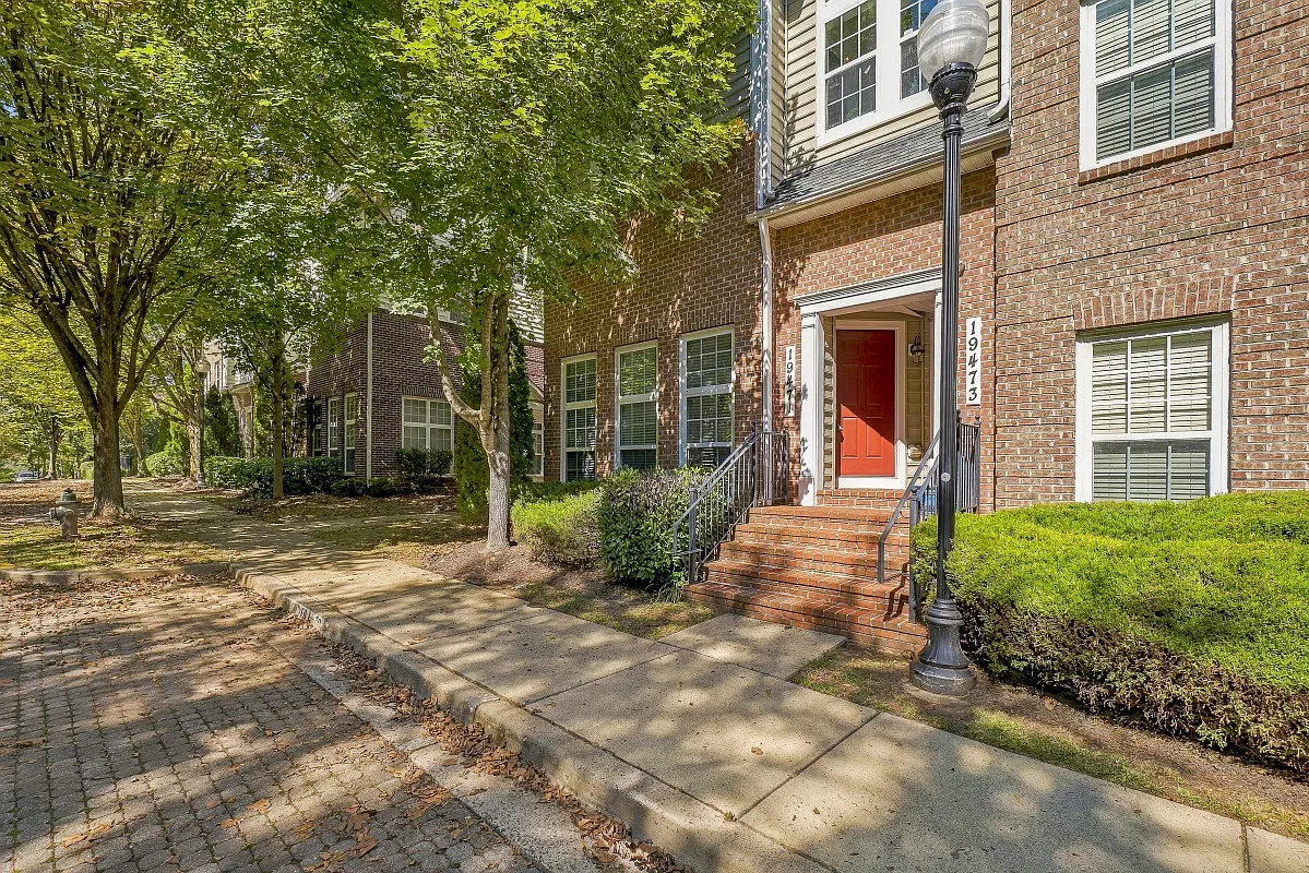 2 bed, 2.5 bath, 1567 sqft, $2,500 — Photo 3