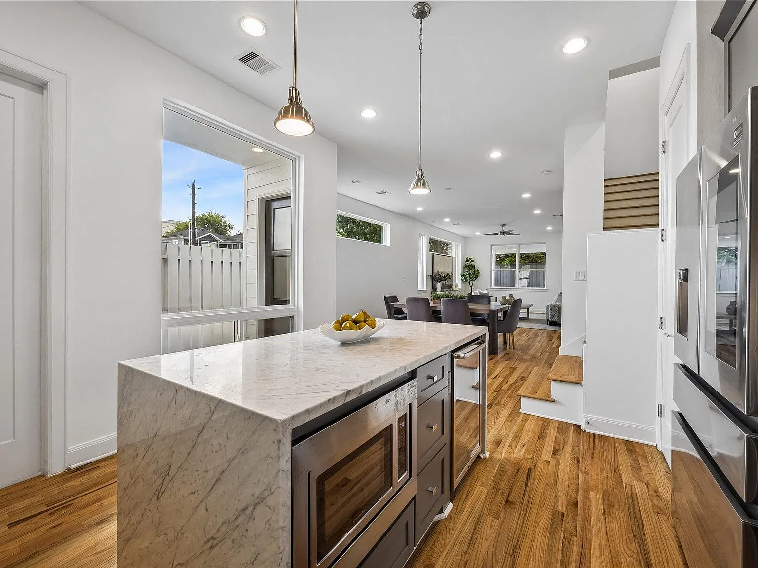 4 bed, 3.5 bath, 3000 sqft, $6,499 — Photo 2