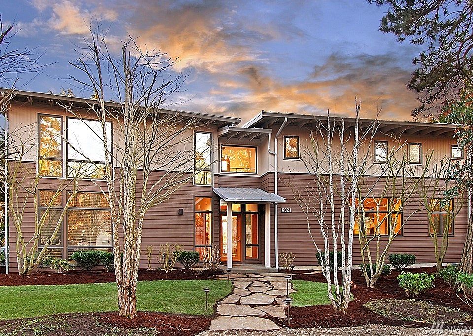 Exciting Peter Davis built home in the heart of East Seattle.  One block from 4 waterfront parks.  Walk to downtown Mercer Island, minutes to freeways.