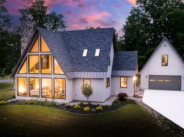 8 Carolwood Dr, Batavia, NY 14020