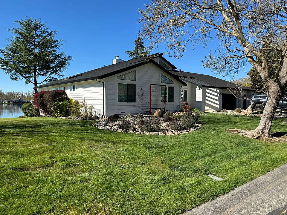 9362 Lakewood Dr