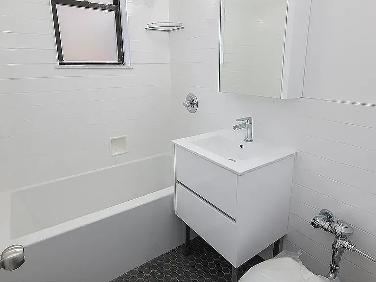 21-62 Crescent St #A11 — Photo 4