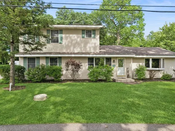 111 Eastwood Ave, Port Barrington, IL 60010