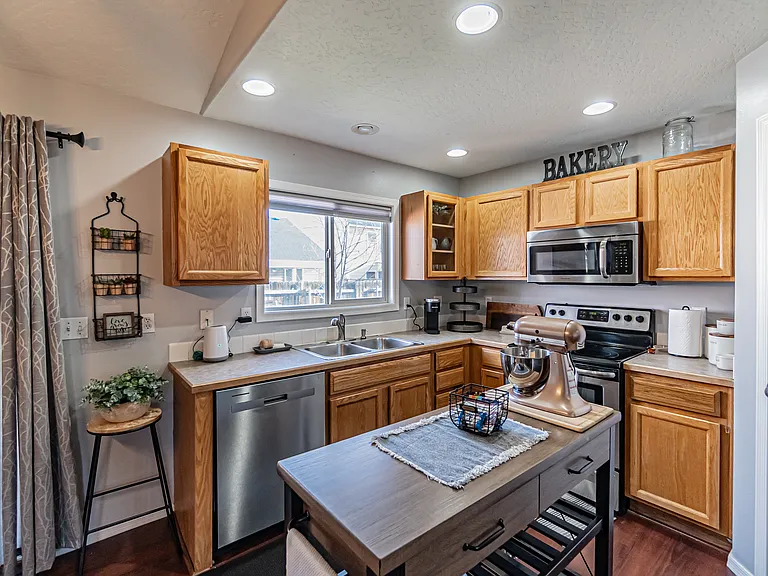 3005 Village Green St — Photo 7