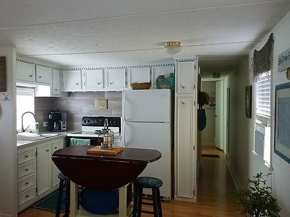 Drop leaf island sits 6