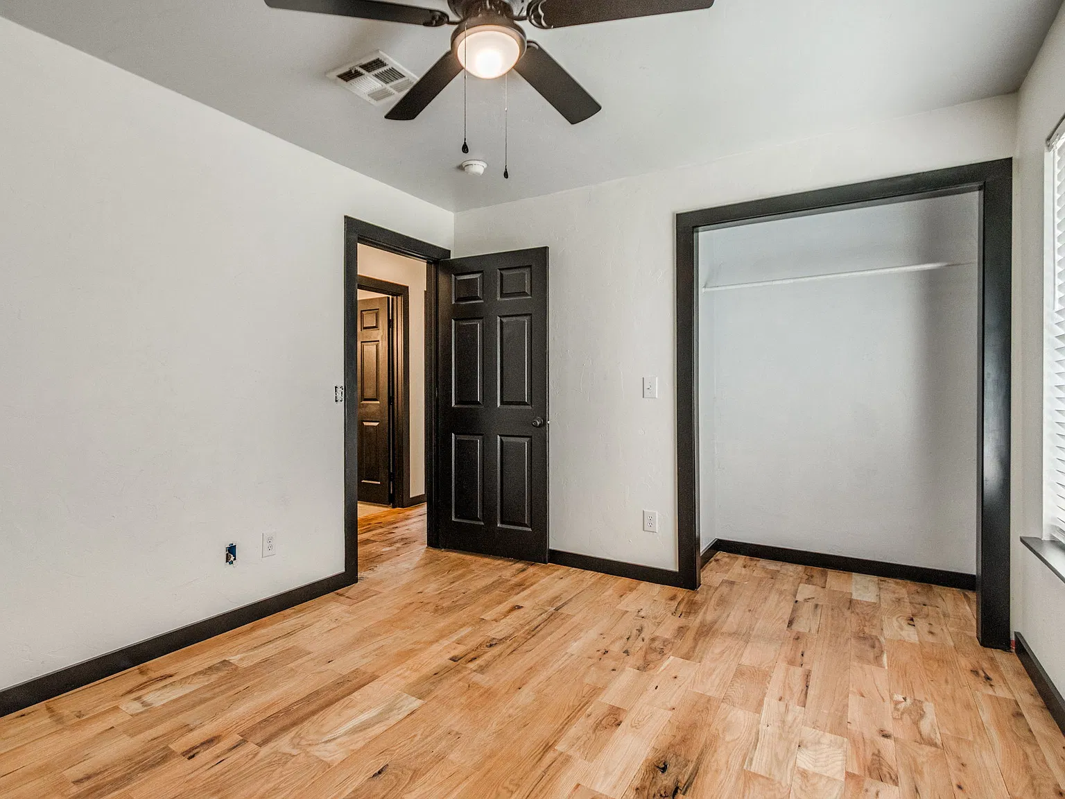 3 bed, 1.5 bath, 1036 sqft, $1,200 — Photo 3