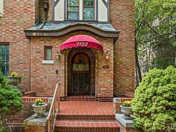 4th image of 1122 Bellerive Blvd