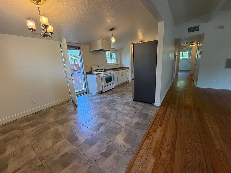 8945 Fashion Dr — Photo 5