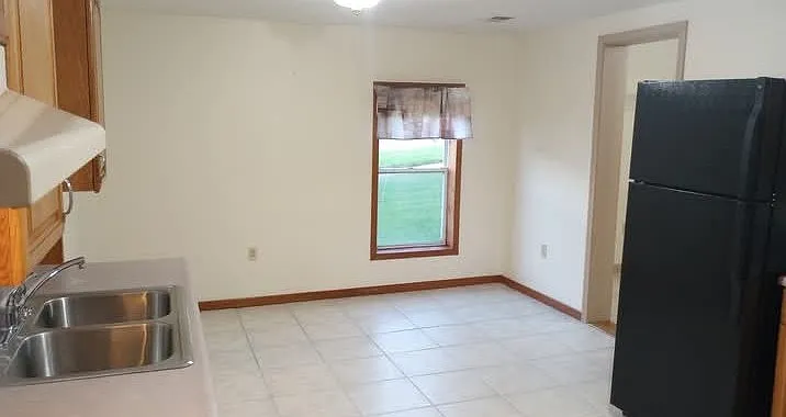 636 E Grand River Ave — Photo 6