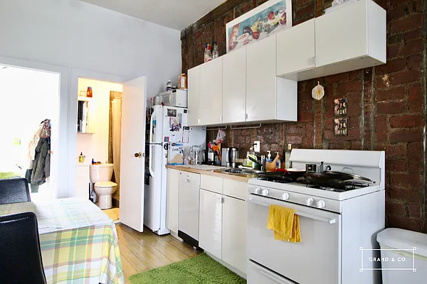 Rented by Grand & Co. | media 5