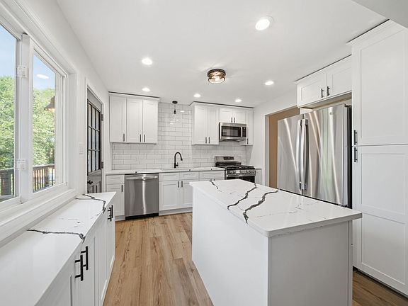 4th image of 4918 Monterey Dr