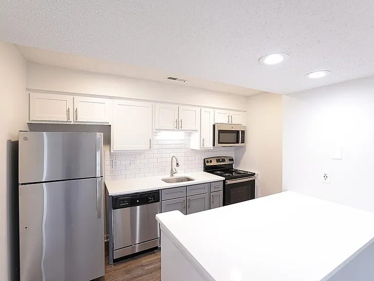 Windsor Apartments — Photo 10