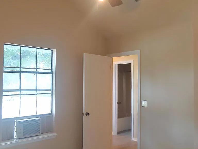 724 E Old North Rd N — Photo 14