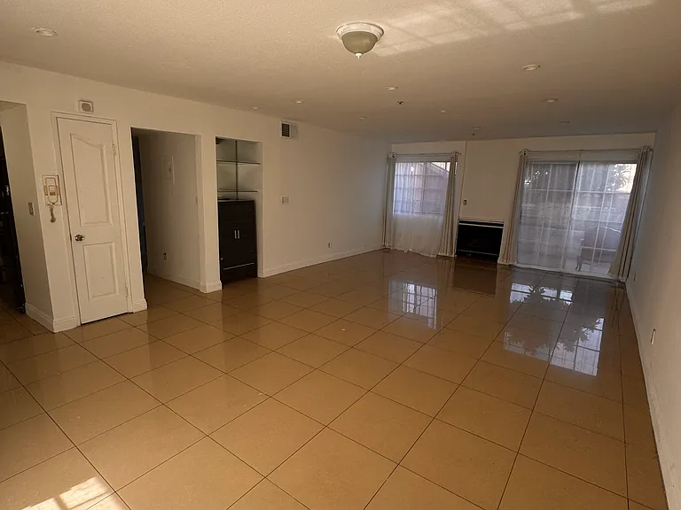 415 W Lexington Dr #2 — Photo 4