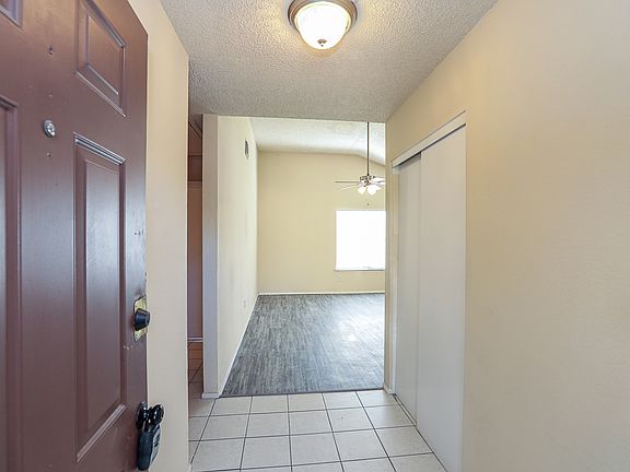 Western-Valley-Dr-21031-entry_03012022
