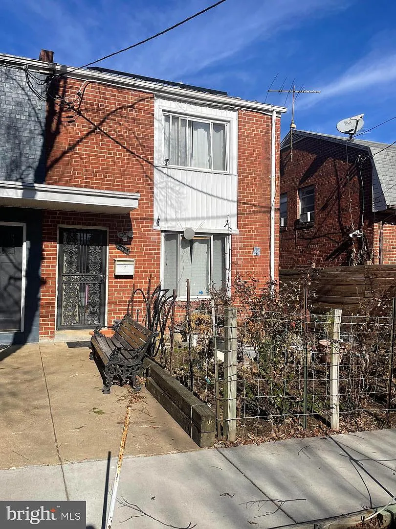 5707 Chillum Pl NE photo 1