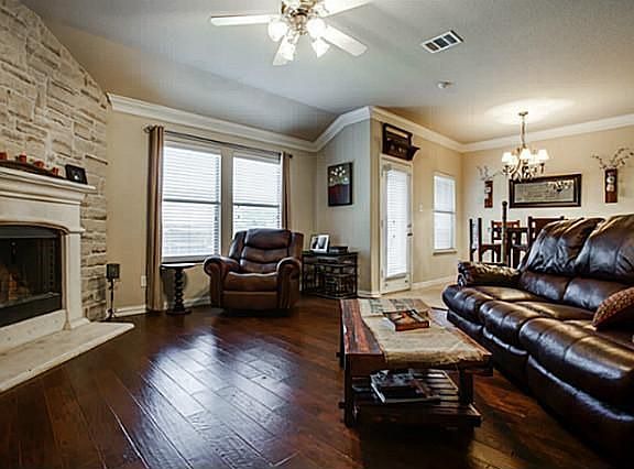 3rd image of 2201 Jocelyn Way