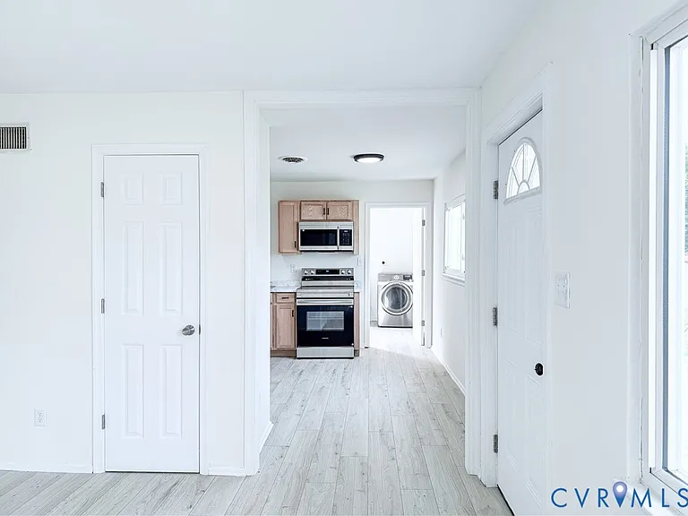2706 Selden St — Photo 3