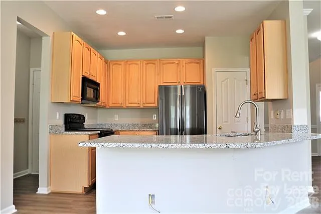 5 bed, 2.5 bath, 2711 sqft, $2,500 — Photo 4
