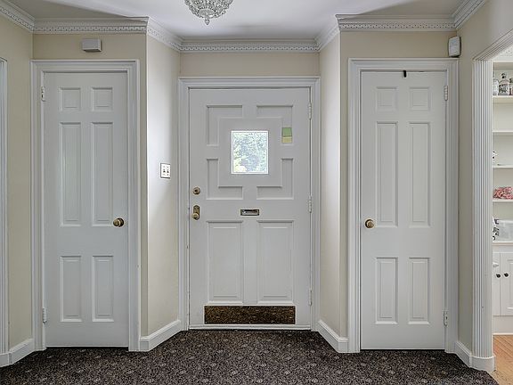 3rd image of 548 Hartford Ct