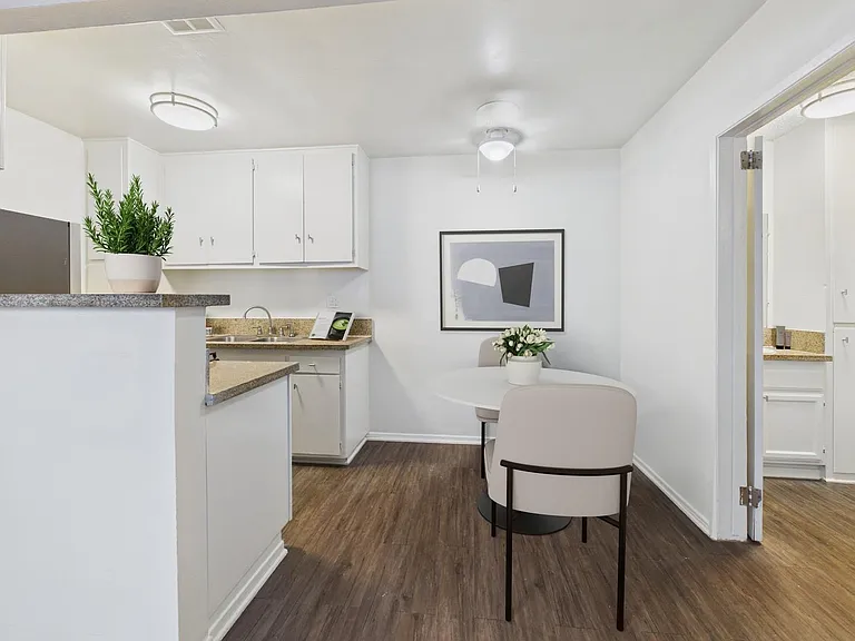 Roscoe Terrace — Photo 14