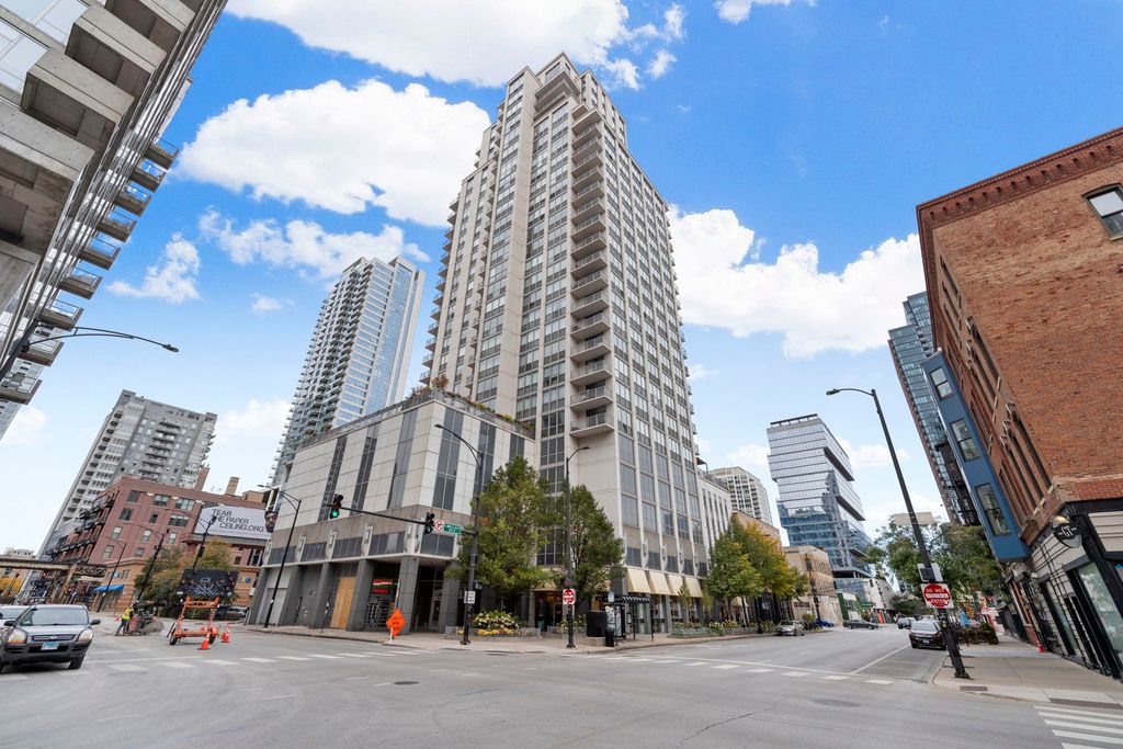 200 W Grand Ave #P73, Chicago, IL 60654 condo