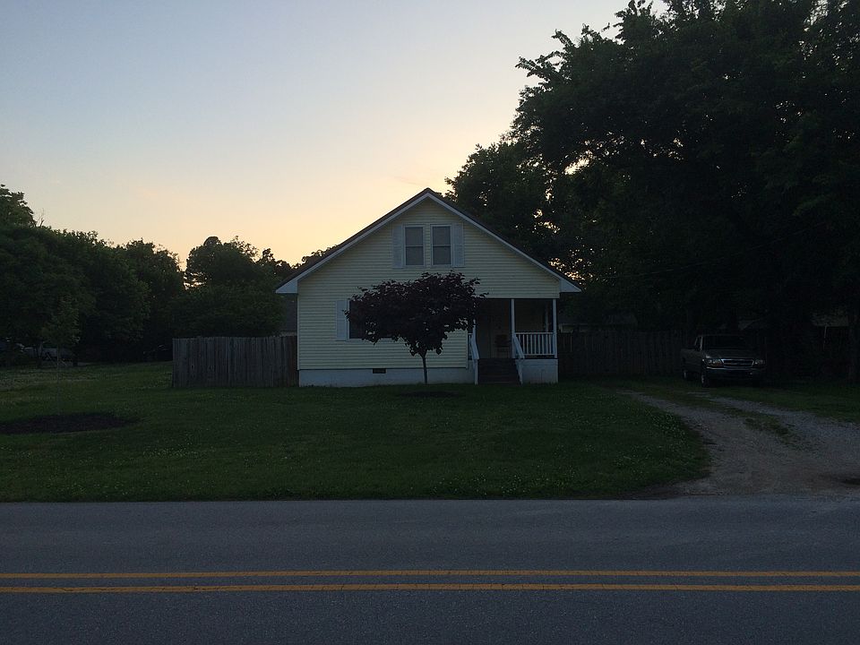 1st image of 913 N Main St