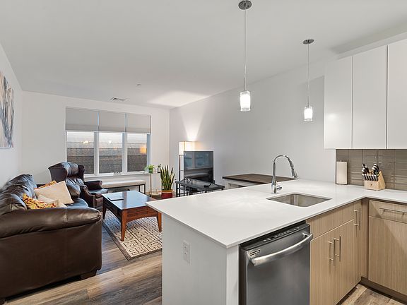 4th image of 180 Telford St #303