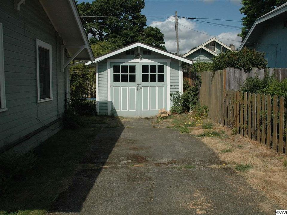 2nd image of 2185 Myrtle Ave NE
