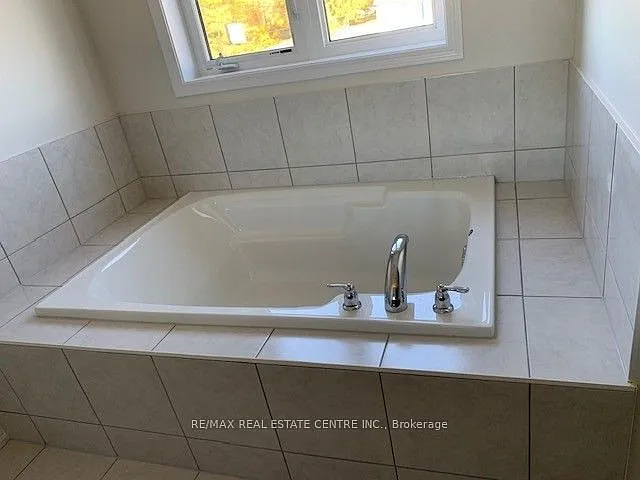 10 Esther Cres — Photo 14