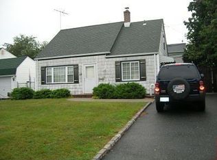 54 Shelter Ln, Levittown, NY 11756