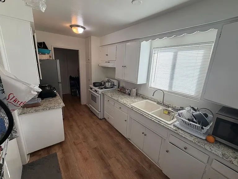 531 Erwin St — Photo 3