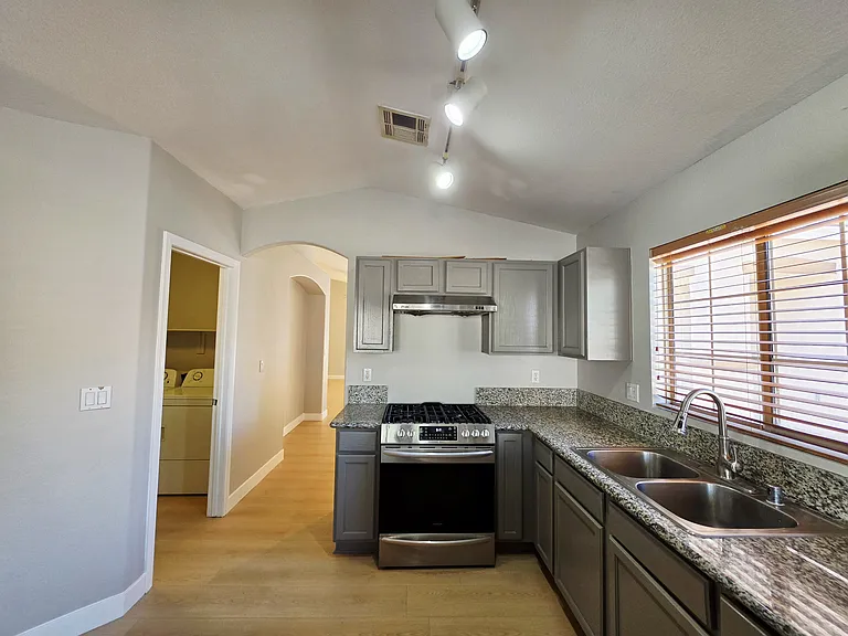 7724 Pacific Rim Ct — Photo 15