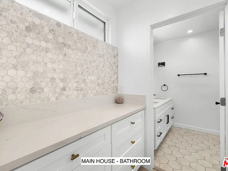 14642 Runnymede St — Photo 17
