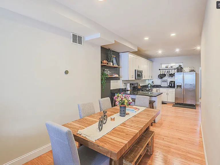 302 W 30th St — Photo 3