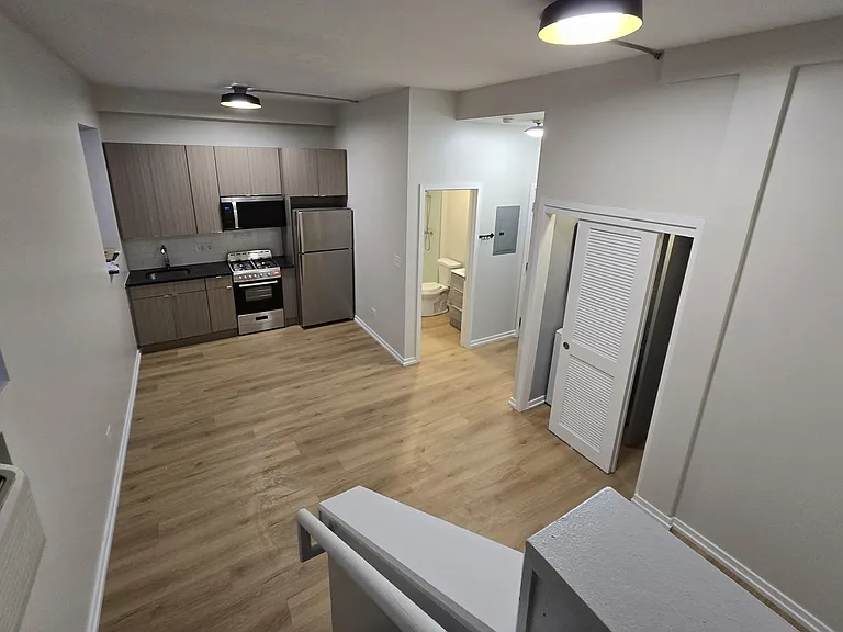 5051 N Kenmore Ave — Photo 1