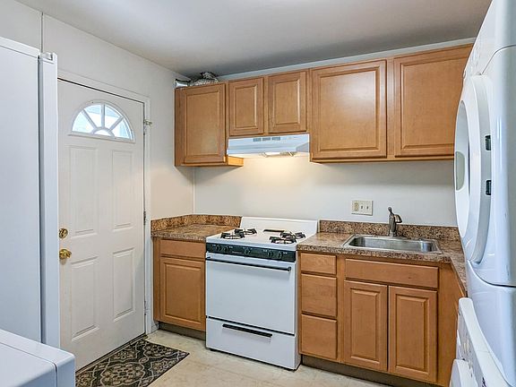 3rd image of 7 Dartmouth Ave APT 4B