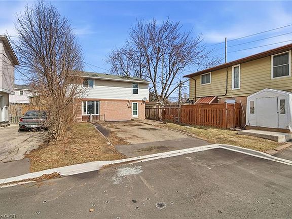 3rd image of 8 Huronia Ct