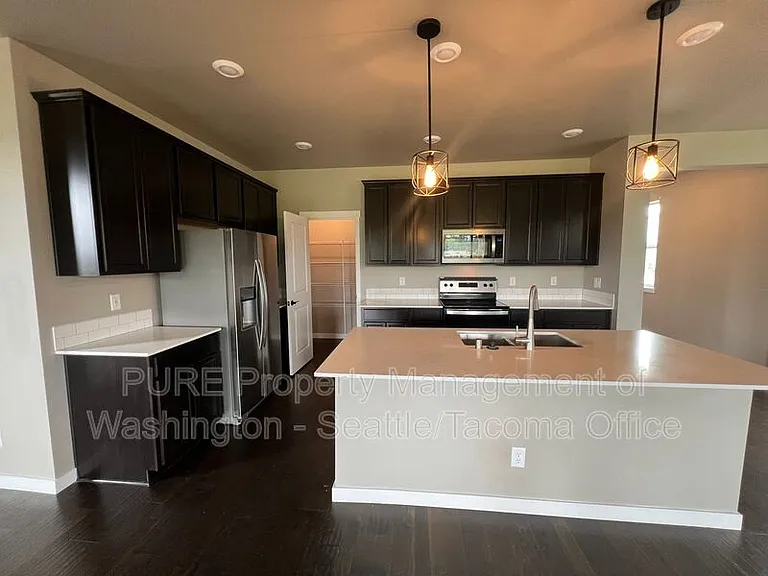 910 Burwood St SE — Photo 3