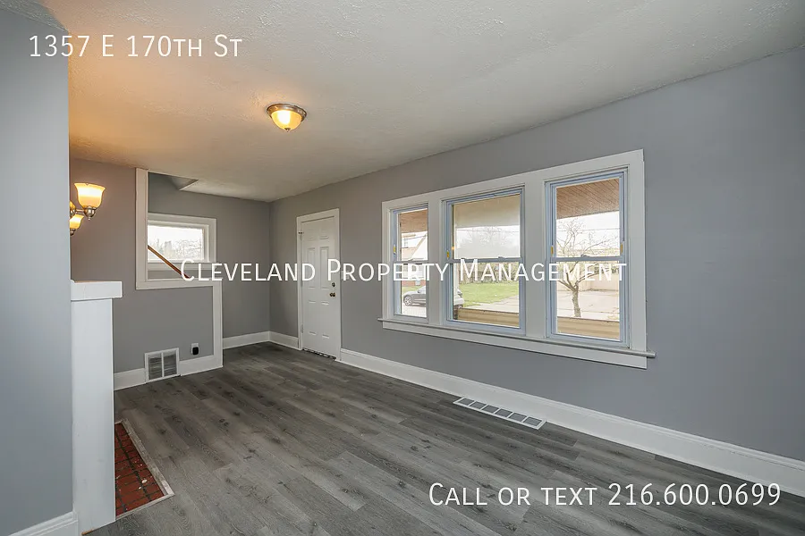 3 bedroom colonial — Photo 3