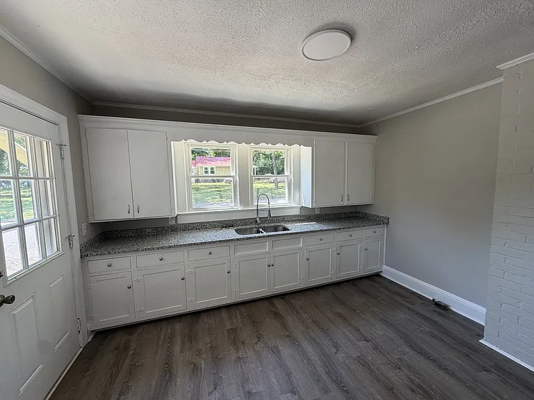 704 N Miller Ave — Photo 3