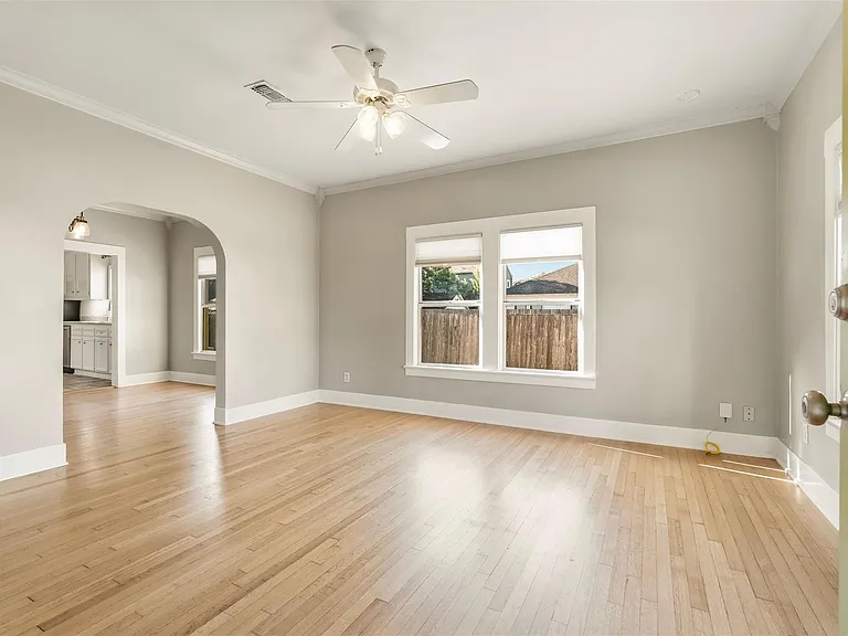 2223 Singleton St — Photo 4