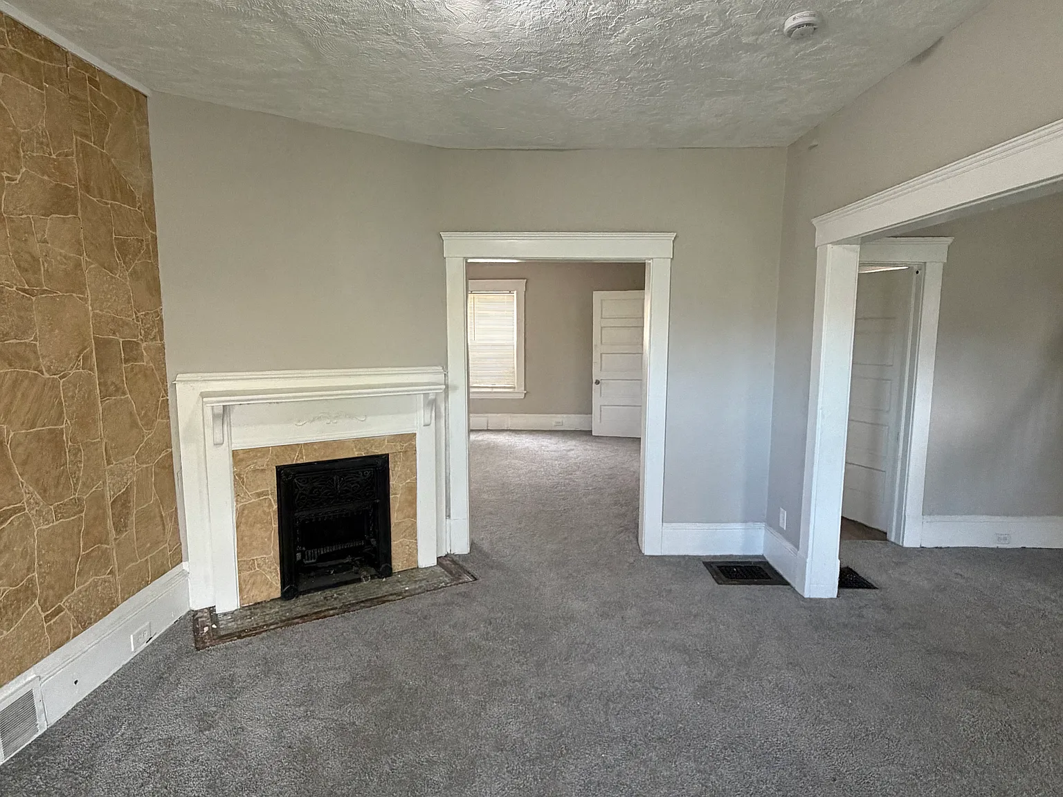 4 bed, 2120 sqft, $1,300 — Photo 2