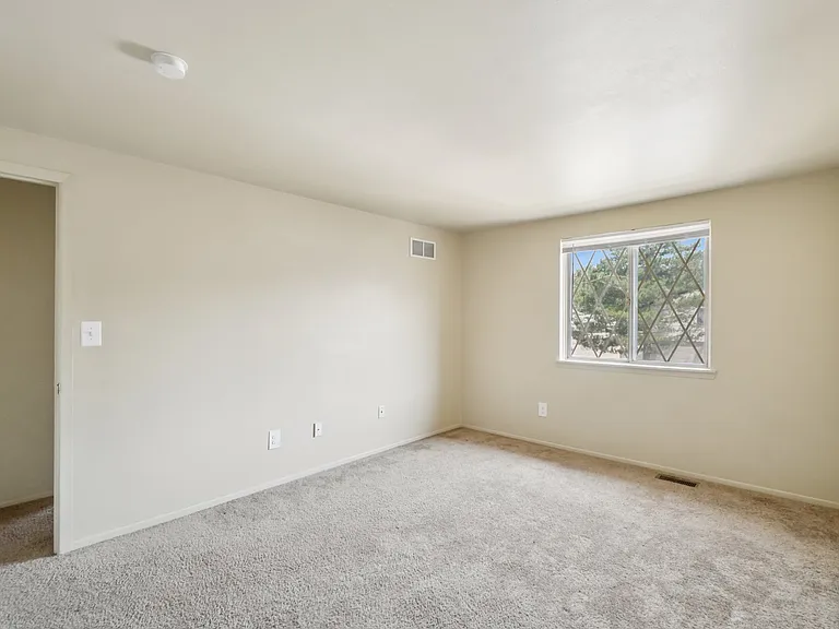 Creekside Apartments — Photo 32