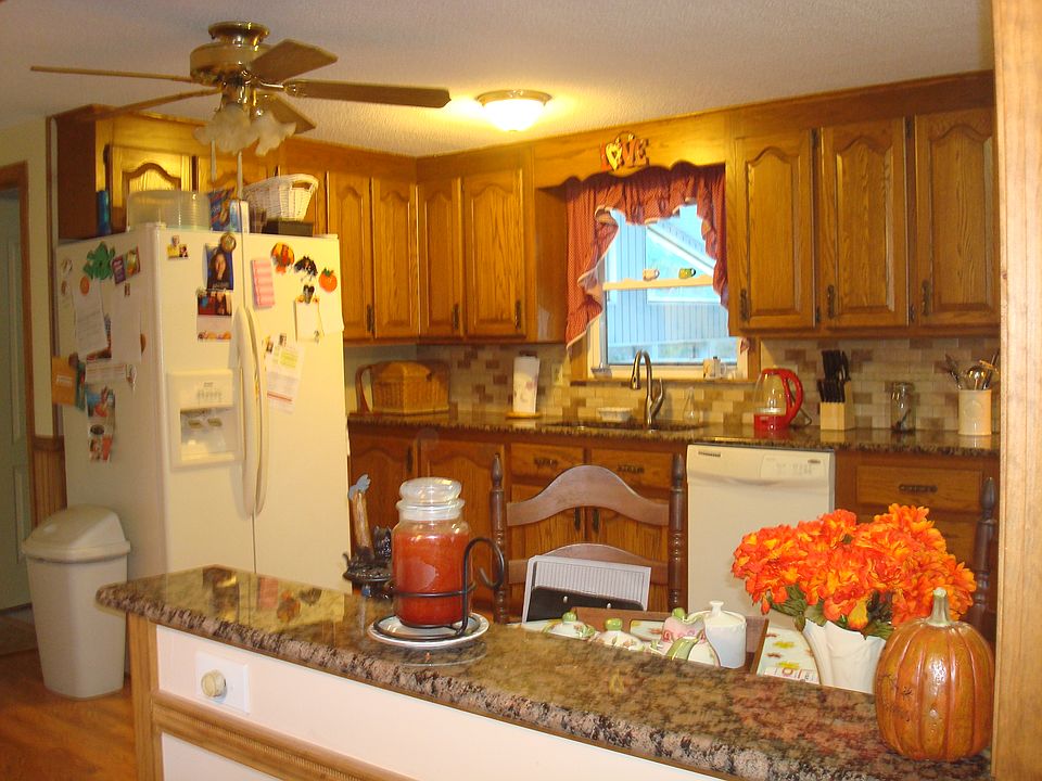 31 Oakwood St, Enfield, CT 06082 Zillow