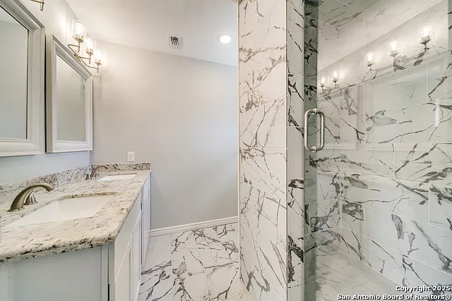 811 W Kings Hwy — Photo 31