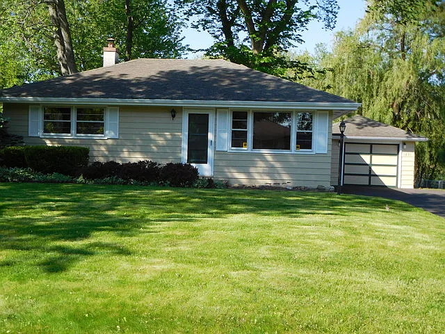 1831 Maplewood Dr photo 1