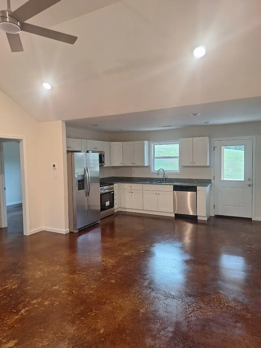 3 bed, 1300 sqft, $1,950 — Photo 2